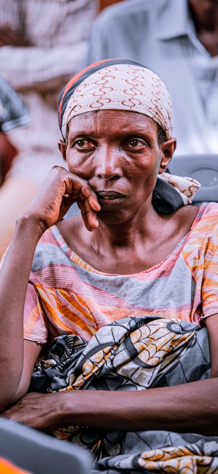 pdf转换器 App 首页界面截图，白色背景上排列着六个圆角功能入口图标，顶部是玫红色搜索栏，底部导航栏高亮在首页标签，整体简洁明快
